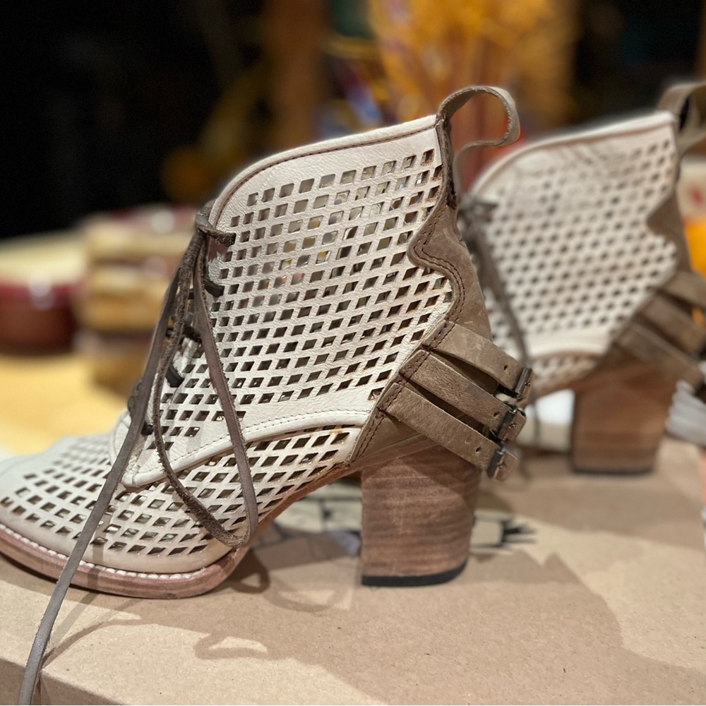 Freebird Bootie/Sandals “Benni” Off White In Color Near new